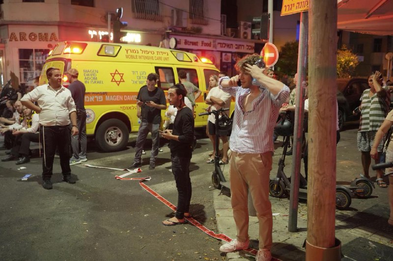 以色列特拉维夫市中心美国使馆附近地区19日凌晨遭到无人机袭击，造成至少1人死亡、10人受伤