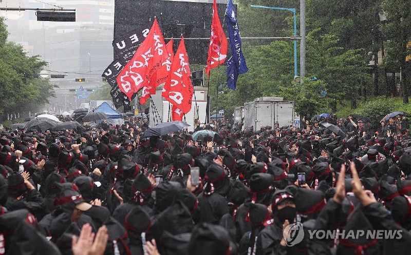 韩国三星电子工会8日举行总罢工，共有6540人冒雨参加