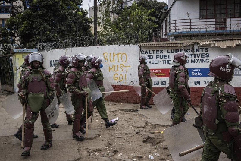 肯尼亚16日继续爆发抗议活动，示威者要求总统鲁托辞职，警方与抗议者发生冲突