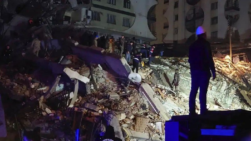发生在土耳其和叙利亚的强震造成至少360人死亡