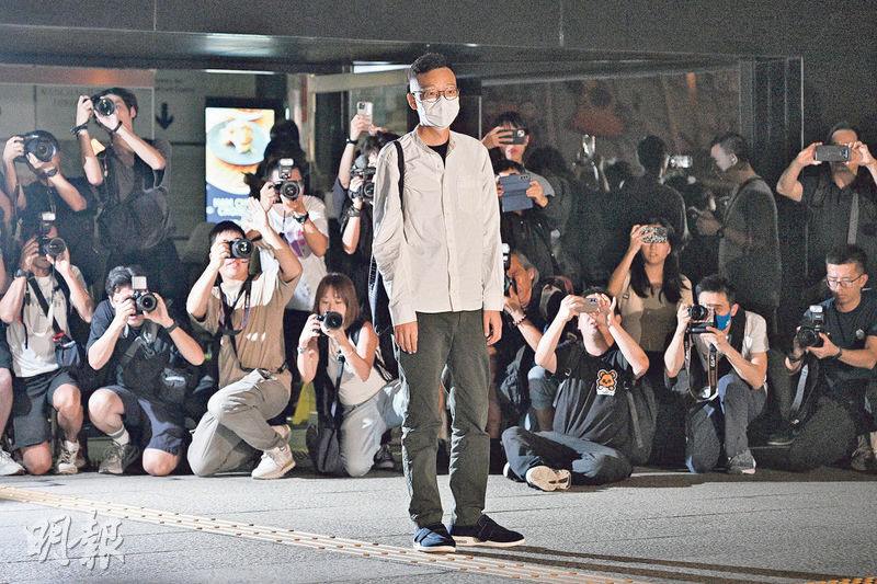 《立场新闻》被控“串谋发布煽动刊物”案，法官郭伟健26日判前总编辑钟沛权监禁21个月；考虑署任总编辑林绍桐患罕有病、易受感染，再收监或有生命危险，判处可即时释放刑期，林当庭释放；《立场》所属公司Best Pencil罚5000元