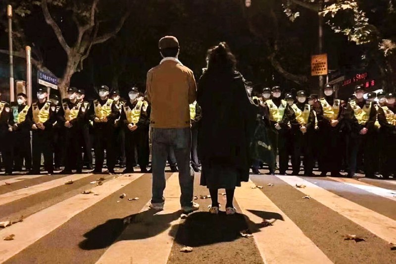 中国多地出现因防疫措施和新疆火灾引发的抗议活动