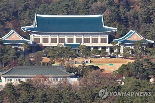 韩国总统李在明12月29日首次前往原总统府青瓦台办公，这标志着中断近3年零7个月的“青瓦台时代”正式重启