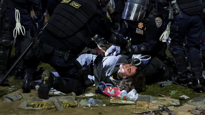 数百名防暴警察2日早些时候进入加州大学洛杉矶分校的亲巴勒斯坦抗议现场，逮捕抗议者并拆除抗议营