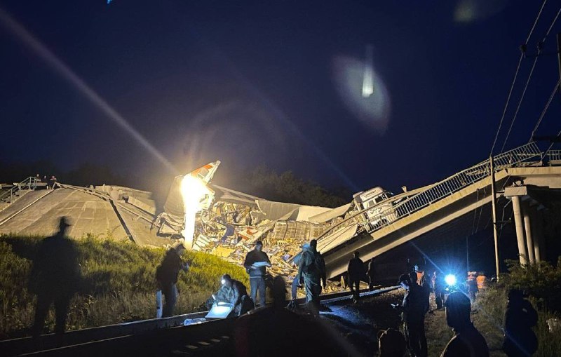 俄罗斯西部布良斯克州一座桥梁5月31日晚发生坍塌，导致一列客运火车脱轨，造成至少7人死亡，另有30人被送医接受治疗