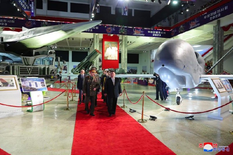 朝鲜国务委员会委员长金正恩26日同俄罗斯防长绍伊古率领的军事代表团一道参观了“武器装备展示会-2023”现场