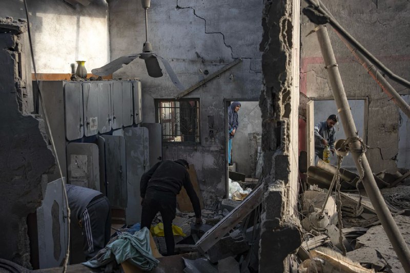 以军13日夜间空袭了拉法多处建筑，有居民房屋变成废墟