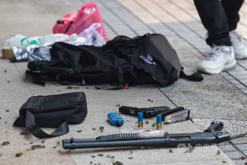 台湾，数位发展部大门28日遭人连开三枪，现年54岁的枪手张某被警方当场逮捕，并查扣1长枪、1短枪、5颗镇暴弹、短枪弹匣以及束带