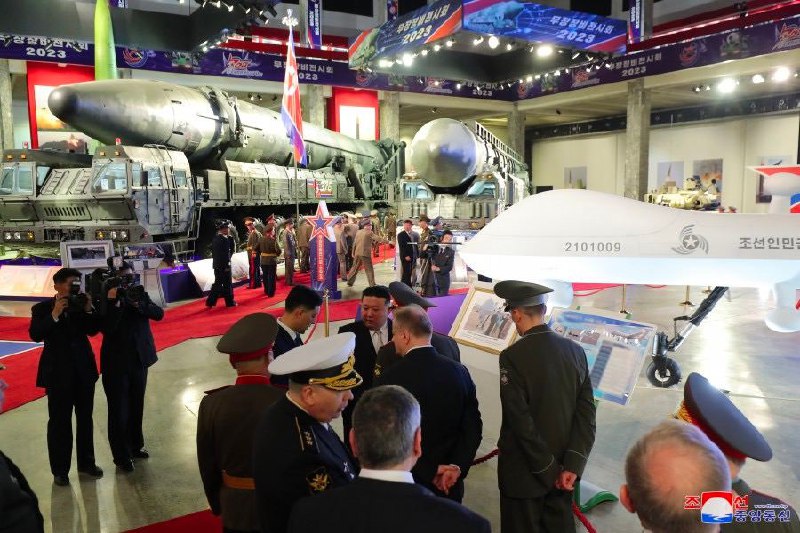 朝鲜国务委员会委员长金正恩26日同俄罗斯防长绍伊古率领的军事代表团一道参观了“武器装备展示会-2023”现场