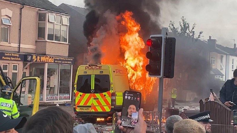 英国持刀袭击事件已造成3名儿童死亡，极右翼煽动对清真寺的暴力事件