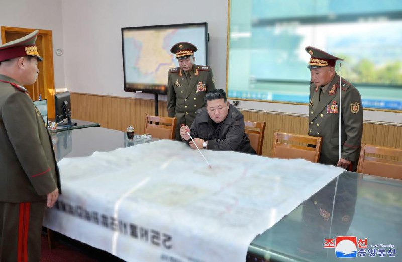 金正恩10月17日视察朝鲜人民军第二军指挥部，批准了“大联合部队应对各种事态发展的军事行动计划”