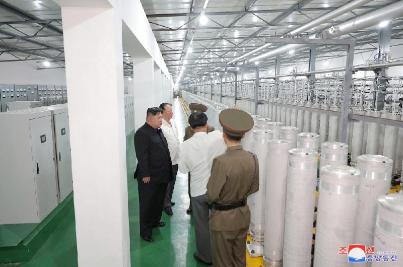 朝鲜领导人金正恩前往核武器研究所和武器级核物质生产设施进行现场指导，并指示集中一切力量生产战术核武器制造所需的核物质，创造新的飞跃成果