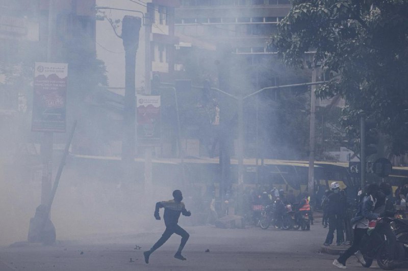 肯尼亚16日继续爆发抗议活动，示威者要求总统鲁托辞职，警方与抗议者发生冲突