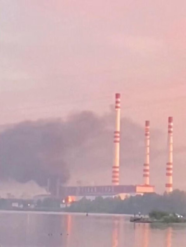 乌克兰18日利用无人机袭击了俄罗斯位于特维尔州托罗佩茨镇的一个军火库，造成火灾并引发大型爆炸