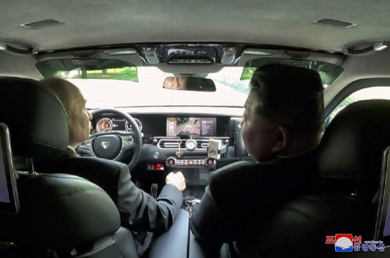 普京访问朝鲜，签署朝俄《全面战略伙伴关系条约》，规定一方受侵略进入战争状态时，另一方有协防义务；不得对外签署损害对方核心利益的协定，或参与此类行动