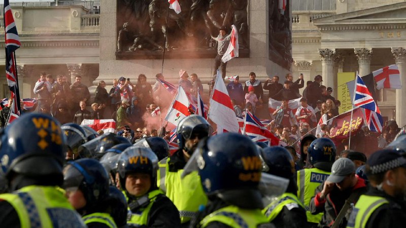 英国伦敦十余万人9月13日参加极右翼活动家汤米·鲁滨逊组织的“联合王国”反移民集会