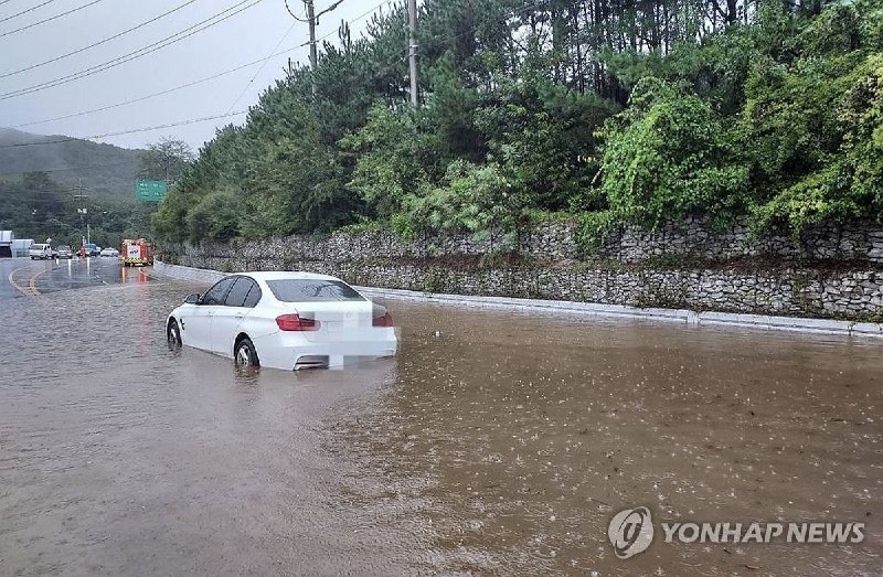 受今年第14号台风“普拉桑”影响，日韩21日多地普降暴雨