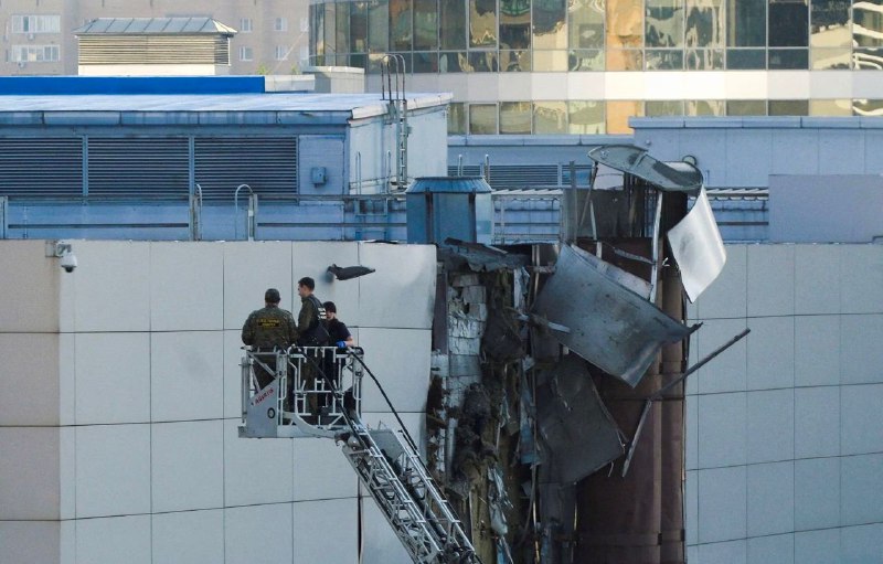 根据俄罗斯国防部和莫斯科市市长索比亚宁的说法，18日凌晨4时左右，一架乌克兰无人机被防空系统击毁后改变了飞行轨迹，坠落于莫斯科市中心的莫斯科国际展览中心的一栋非住宅建筑上