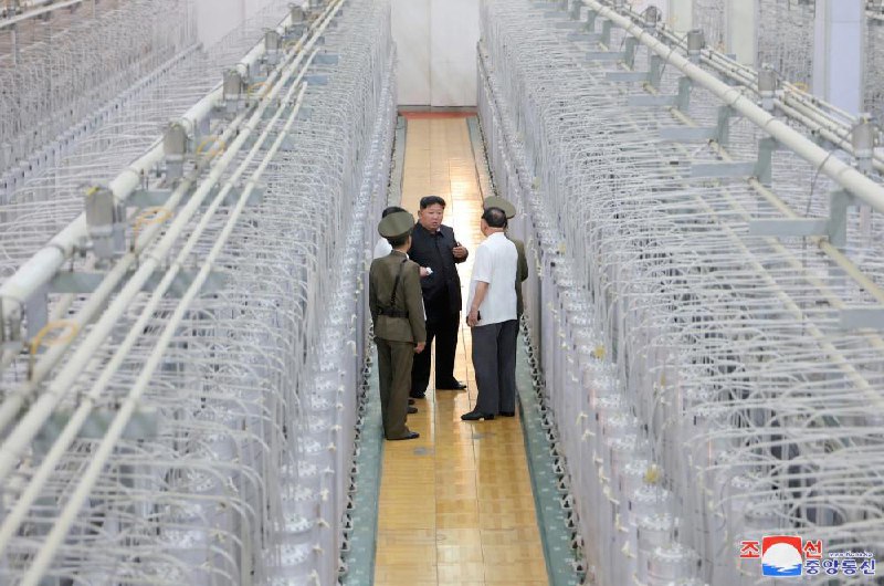 朝鲜领导人金正恩前往核武器研究所和武器级核物质生产设施进行现场指导，并指示集中一切力量生产战术核武器制造所需的核物质，创造新的飞跃成果