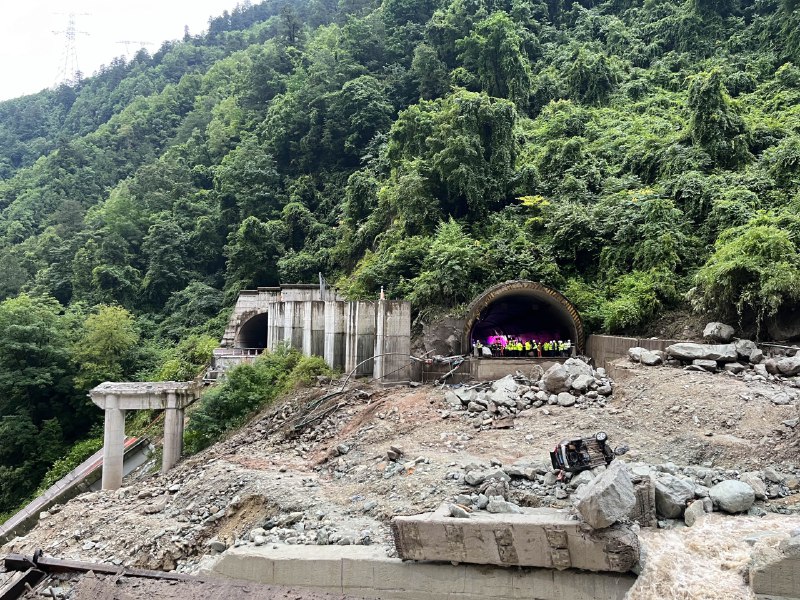 四川康定，姑咱镇日地村8月3日3:30发山洪泥石流，目前报该村遇难2人、抢救送医8人、失联12人，其余300余群众转移；G4218雅康高速K120+200处（日地1号、2号隧道间）桥梁垮塌