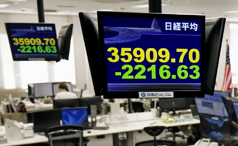 日经指数2日终盘报收于35909.70点，较前一交易日暴跌2216.63点，创1987年10月美国“黑色星期一”次日跳水3836点以来、史上第二大下跌点数