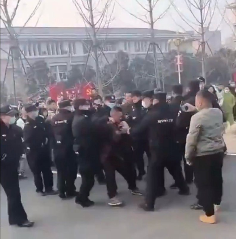 河南省商丘市宁陵县育华园学校学生杨某某2023年12月24日坠楼死亡，疑点引发大批民众示威