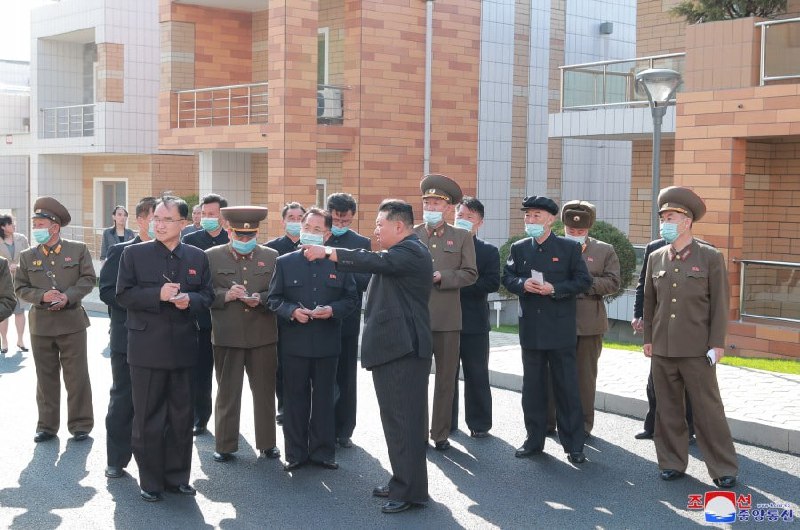金正恩视察了在平壤市中区琼楼洞新落成的普通江岸梯田式住宅区