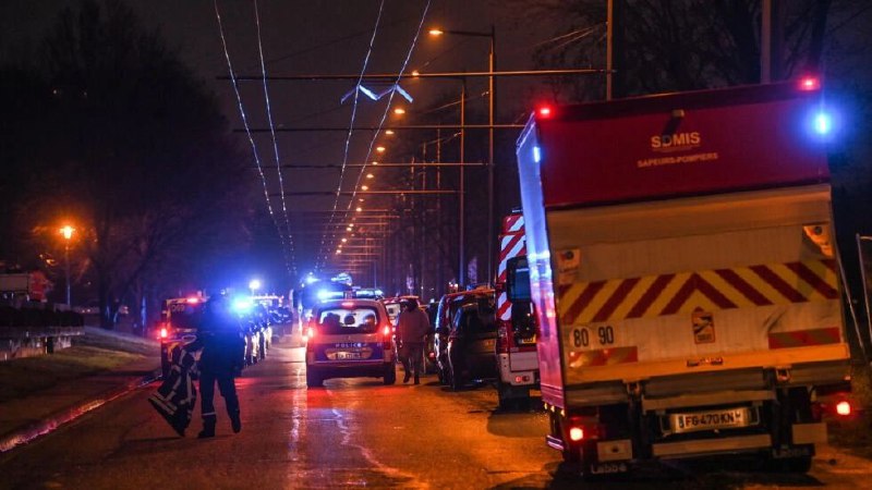 法国里昂沃昂韦兰一栋7层住宅楼16日凌晨发生火灾，造成至少10人死亡，14人受伤，死者中包括5名儿童