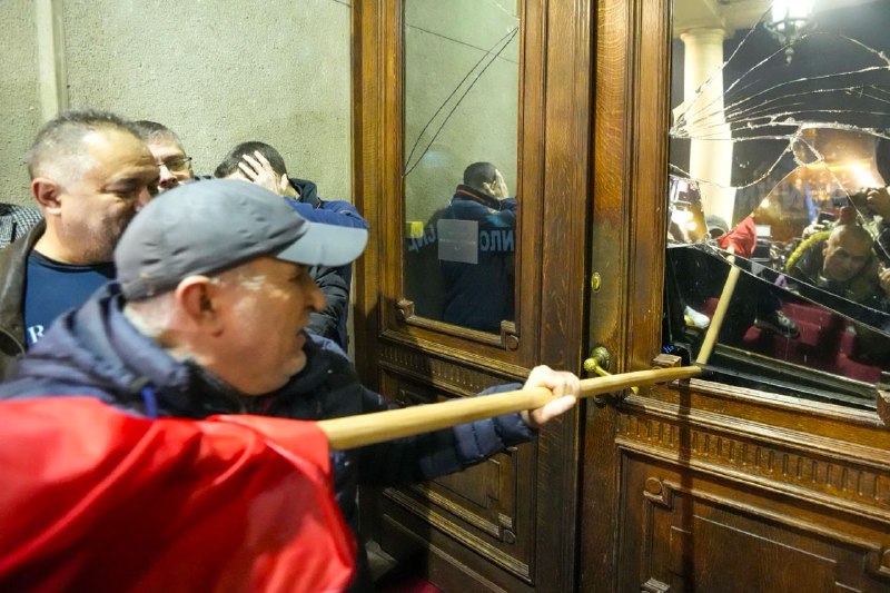 塞尔维亚举行抗议选举结果的活动，警方逮捕至少38人