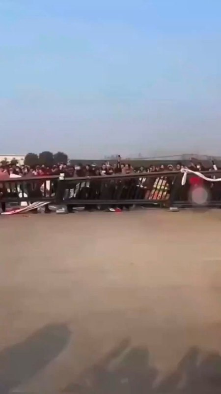 河南省商丘市宁陵县育华园学校学生杨某某2023年12月24日坠楼死亡，疑点引发大批民众示威