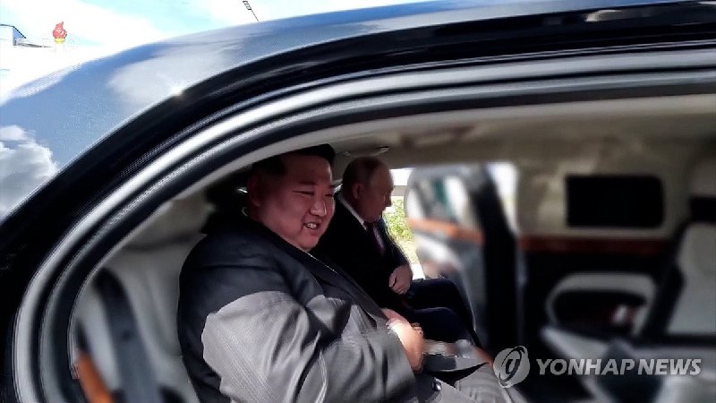 普京向金正恩赠送一辆俄罗斯产专用轿车，2月18日移交朝方，金与正出面接收