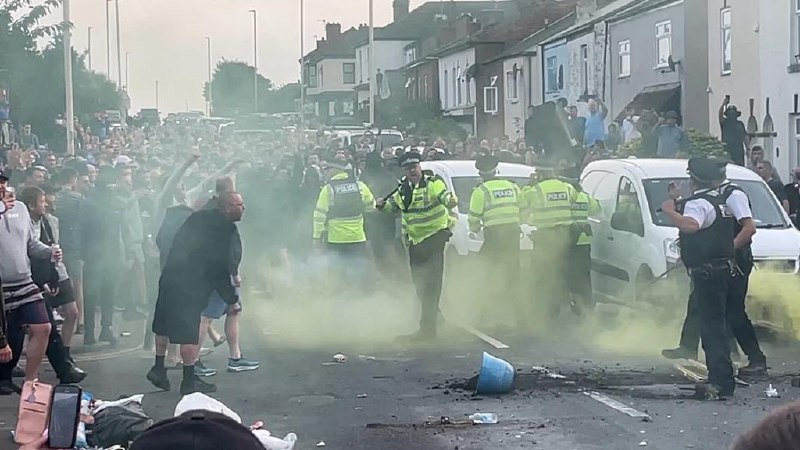 英国持刀袭击事件已造成3名儿童死亡，极右翼煽动对清真寺的暴力事件