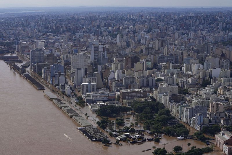 巴西南里奥格兰德州4月29日以来的连续暴雨引发洪水和山体滑坡，目前共造成100人死亡、372人受伤，另有128人失踪