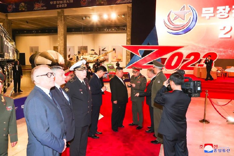 朝鲜国务委员会委员长金正恩26日同俄罗斯防长绍伊古率领的军事代表团一道参观了“武器装备展示会-2023”现场