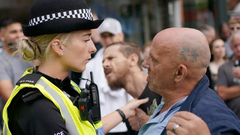 英国多个城市发生极右翼示威骚乱