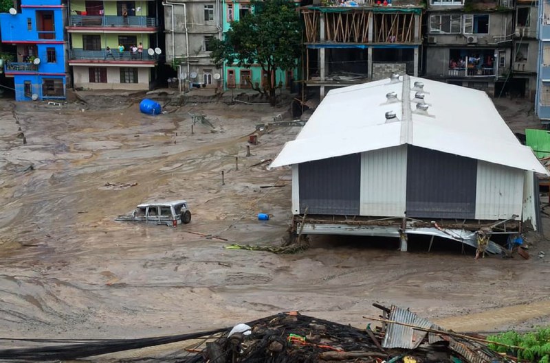 印度锡金邦近日的强降雨引发山洪，淹没了多个城镇，造成至少14人死亡、百余人失踪