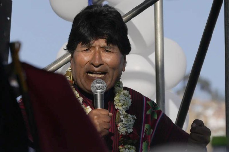 玻利维亚前总统埃沃·莫拉莱斯27日声称，其乘坐的车辆遭不明男子开火，司机受伤