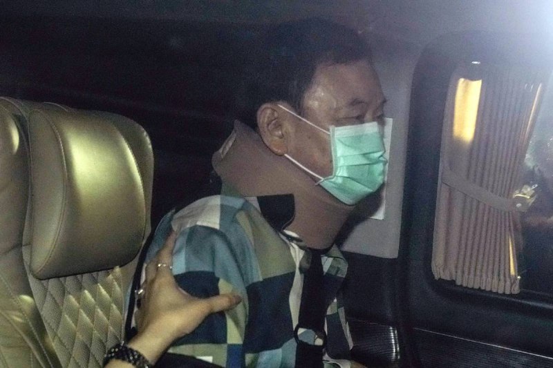 泰国前总理他信18日早些时候从泰国警察医院获假释