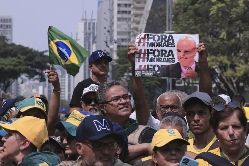 巴西前总统博索纳罗的数万名支持者7日走上圣保罗街头示威，抗议政府对X平台的禁令